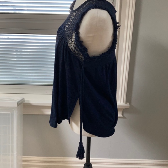 Beautiful sleeveless top - Picture 2 of 3